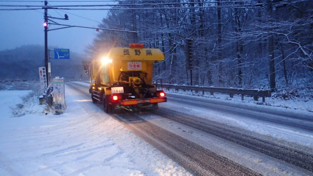 除雪事業に伴う除雪及び凍結防止剤散布業務