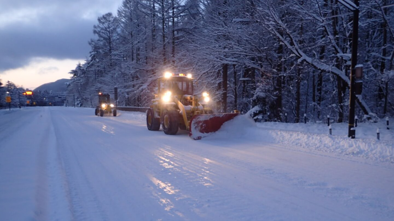 除雪事業に伴う除雪及び凍結防止剤散布業務